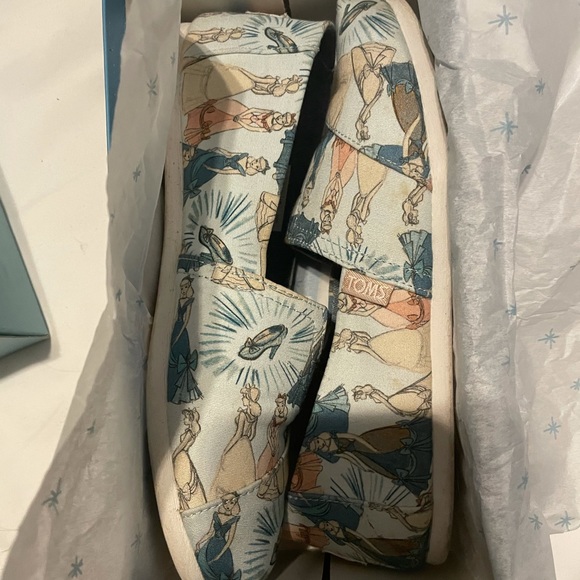 Disney x Toms Cinderella Slip On - Picture 2 of 9